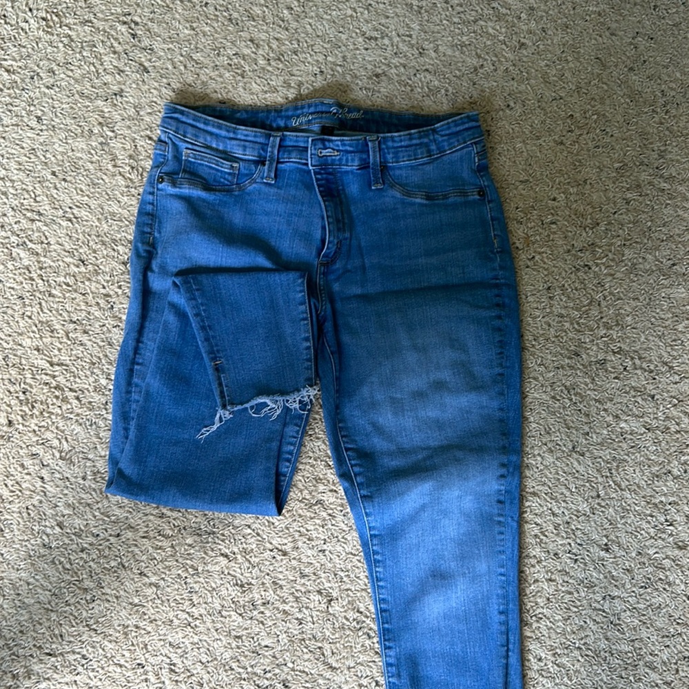Light wash mid rise jegging frayed cuffs